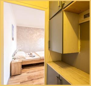 een slaapkamer met een bed en een gele kast bij Cosy RDC / Ambilly in Ambilly