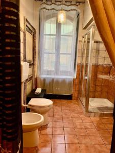 La salle de bains est pourvue d'une douche et de toilettes. dans l'établissement Cava Suite, à Agrigente