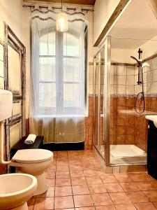 La salle de bains est pourvue d'une douche, de toilettes et d'un lavabo. dans l'établissement Cava Suite, à Agrigente