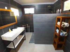 Koupelna v ubytování Paea Lodge