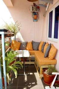 uma sala de estar com um sofá e algumas plantas em The Hidden Gem Wuye em Abuja
