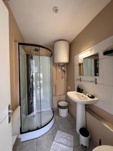 La salle de bains est pourvue d'une douche et d'un lavabo. dans l'établissement QUAT, à Fécamp