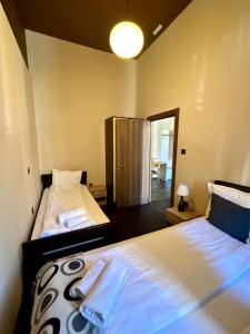 1 dormitorio con 2 camas y pasillo en Agape Villa Apartments en Novi Sad