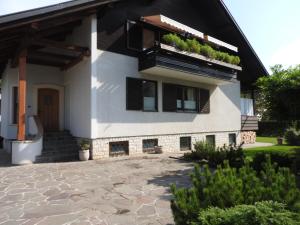 una casa con un balcón con plantas. en Guest House Vera, en Bled