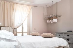1 dormitorio con 1 cama con 2 almohadas en Il risveglio del Poggio, en Castiglione dʼOrcia