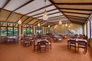 Restaurace v ubytování Tigerland Safari - A Lemon Tree Resort, Chitwan, Nepal + 22 fotografií