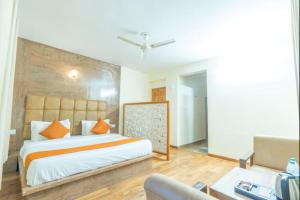 ein Schlafzimmer mit einem Bett und ein Wohnzimmer in der Unterkunft Star Rising in Manali