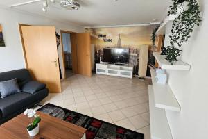 Μια τηλεόραση ή/και κέντρο ψυχαγωγίας στο FeWoRebbe familienfreundliche grosse, ruhige und helle Wohnung