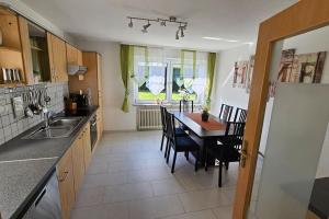 Η κουζίνα ή μικρή κουζίνα στο FeWoRebbe familienfreundliche grosse, ruhige und helle Wohnung