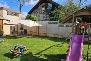 Ο χώρος παιχνιδιού για παιδιά στο FeWoRebbe familienfreundliche grosse, ruhige und helle Wohnung