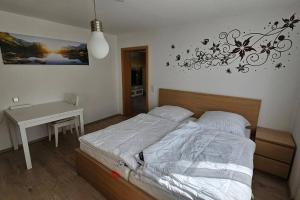 Ένα ή περισσότερα κρεβάτια σε δωμάτιο στο FeWoRebbe familienfreundliche grosse, ruhige und helle Wohnung