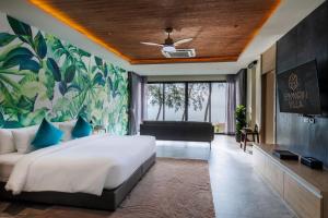 1 dormitorio con 1 cama blanca grande y 1 sofá en Emmarin Villa, en Ban Nong Hoi Siap