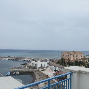 - Balcón con vistas al océano en Scalo17, en Palermo