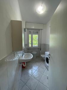 uma casa de banho com um lavatório e um WC em Flor em Seriate