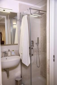 a bathroom with a shower and a sink and a shower at Cummersa Mazzini casa tipica nel Centro storico DI Locorotondo in Locorotondo