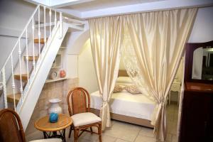 ein Schlafzimmer mit einem Etagenbett und einer Treppe in der Unterkunft Cummersa Mazzini casa tipica nel Centro storico DI Locorotondo in Locorotondo