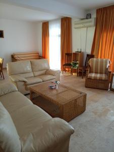 sala de estar con sofá y mesa en VILA FLORIDA & MIAMI, en Eforie Nord