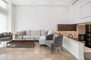 - un salon avec un canapé et deux chaises dans l'établissement Luxury Modern Duplex With Sea View, à Herzliya Pituah