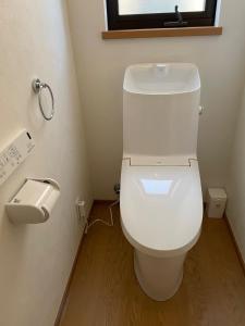 um WC branco numa casa de banho com uma janela em Kisarazu - House - Vacation STAY 06328v em Kisarazu