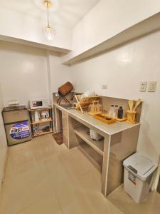 une cuisine avec un comptoir et une table. dans l'établissement Aashvi cozy cabin hostel close to mactan cebu airport, à Pusok