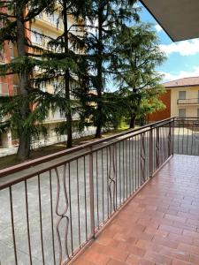 un balcón con una valla y árboles y un edificio en Flor, en Seriate