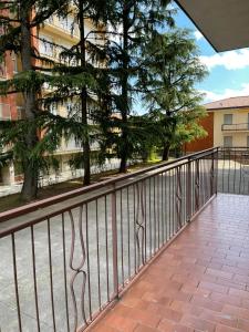 un balcone con recinzione e alberi e un edificio di Flor a Seriate