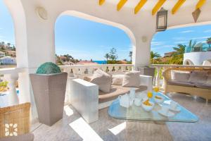 sala de estar con vistas al océano en Villa Puerto Blanco by Abahana Villas, en La Canuta