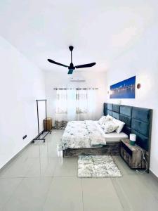 1 Schlafzimmer mit 2 Betten und einem Deckenventilator in der Unterkunft Villa Pékin-kirikou in Cotonou