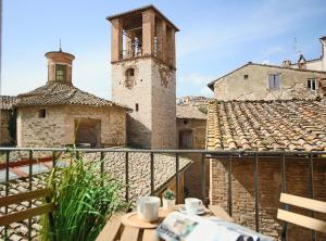 Blick auf ein altes Gebäude mit einem Uhrturm in der Unterkunft Downtown Perugia - apartment with a cozy terrace in Perugia