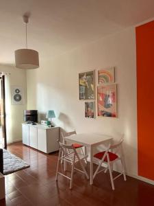 a kitchen with a table and chairs in a room at La Casa di Simo Appartamento con terrazzo in Salice Terme