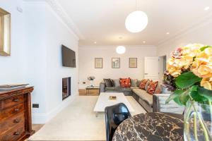 a living room with a couch and a table at Urban Living - 2Bed 2Bath in South Kensington in London