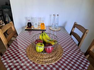 uma mesa com uma taça de fruta sobre uma mesa em Zoe garden home em Spata