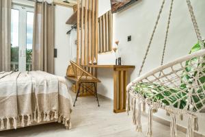 een kamer met een bed en een schommel bij Aggeliki Studios in Laganas