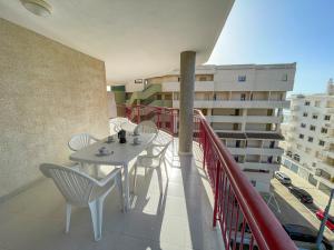 - Balcón con mesa y sillas en un edificio en Apartamentos Olimpo 3000, en Peñíscola