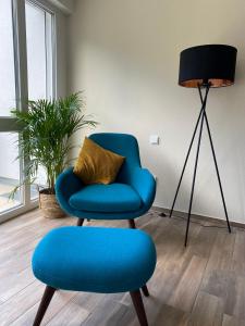 une chaise bleue avec un oreiller et une lampe dans l'établissement Neu!!! Ferienwohnung Mosel 106,5, à Traben-Trarbach