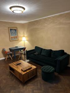 ein Wohnzimmer mit einem Sofa und einem Couchtisch in der Unterkunft Fancy flat in central Bratislava in Bratislava