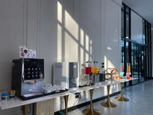 Příslušenství pro přípravu čaje a kávy v ubytování Solis Beach Hotel Rajamangala