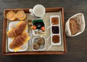 - un plateau de nourriture avec du pain et des viennoiseries dans l'établissement L'Atelier d'ici, à Thomery