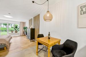 a living room with a table and chairs and a bed at Casa Tucan ~ Hemsbach in Hemsbach