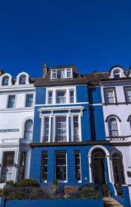 un edificio azul y blanco en una calle en The Chesterfield Guest House, Torquay, en Torquay