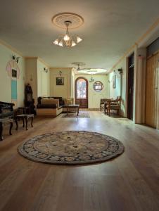 un ampio soggiorno con tappeto sul pavimento di Lamzy parimahal. a Srinagar
