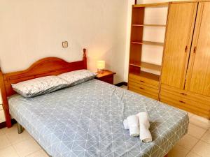 Un dormitorio con una cama con dos toallas encima. en Apartamento SomoMar, en Somo