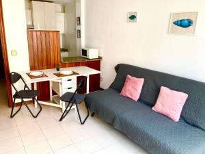sala de estar con sofá y cocina pequeña en Apartamento SomoMar, en Somo 1 foto más