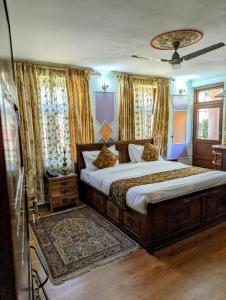 una camera da letto con un grande letto con tende di Lamzy parimahal. a Srinagar