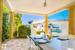 Bazén v ubytování Villa Vista Mar by Abahana Villas nebo v jeho okolí