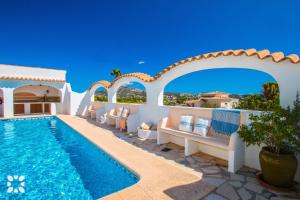 Bazén v ubytování Villa Vista Mar by Abahana Villas nebo v jeho okolí