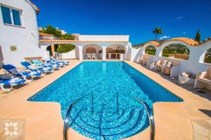 Bazén v ubytování Villa Vista Mar by Abahana Villas nebo v jeho okolí
