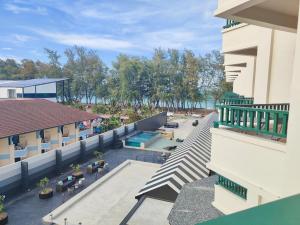 Bazén v ubytování Solis Beach Hotel Rajamangala nebo v jeho okolí