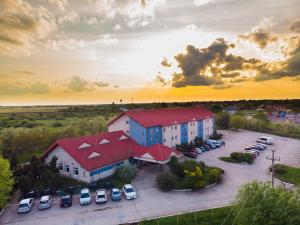 Východ nebo západ slunce při pohledu z hotelu nebo okolí