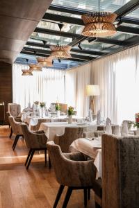jadalnia ze stołami, krzesłami i oknami w obiekcie Landgasthof Hotel Muhr w mieście Gallbrunn